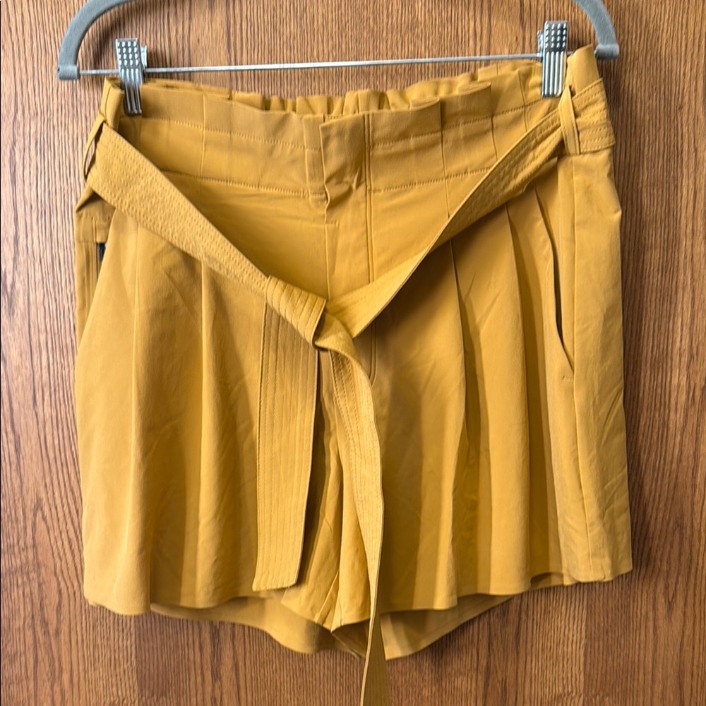 Athleta Skyline Short II NWOT Size 10
